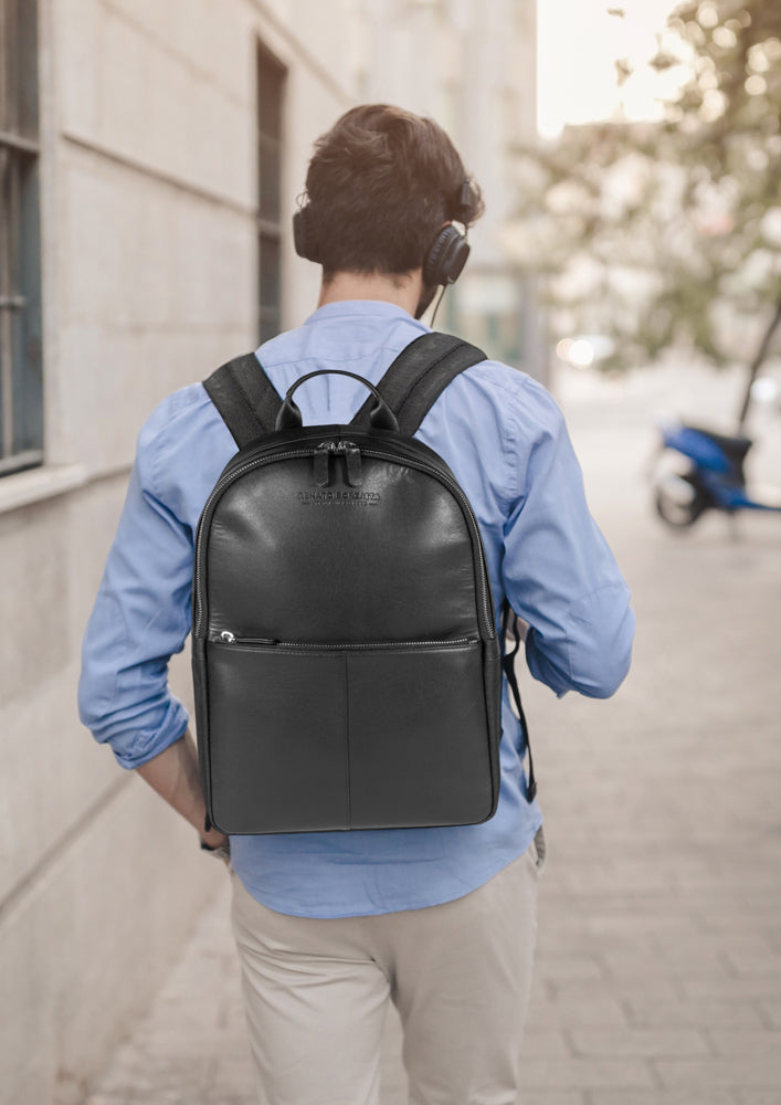 RB2001A | Netbook/Tablet Carrier Backpack in Nylon/Vera Leather, with light grain. Zipper closure and adjustable shoulder straps - Black color - Dimensions: 27 x 38 x 14 cm. Packaging: Non-Woven Fabric Bag